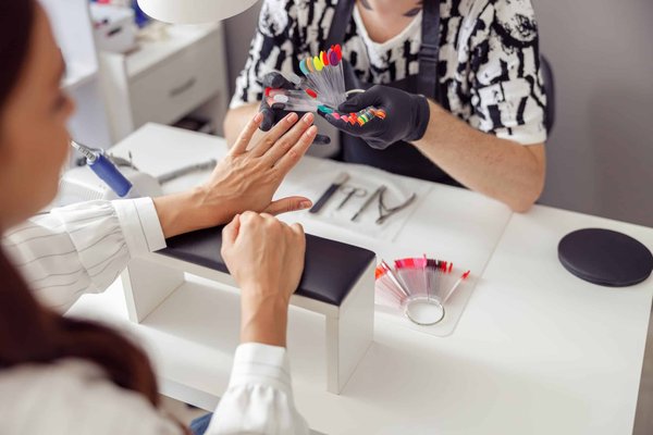 Manucure professionnelle en 5 étapes faciles