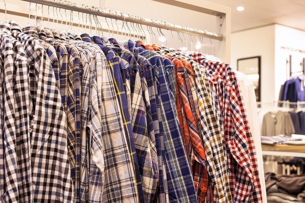 Le plaid avec manches : comment choisir cette couverture si pratique ?